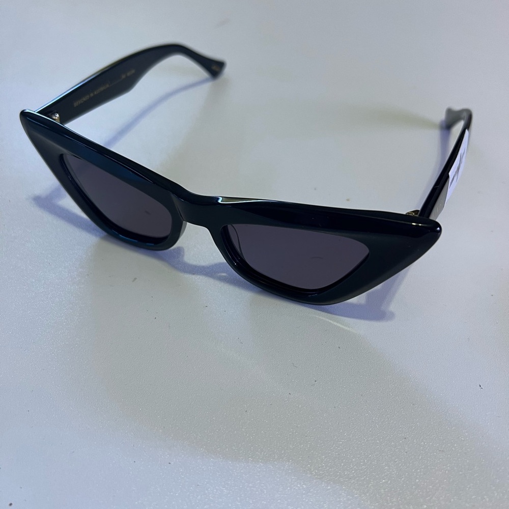 Stylish Black Cat-Eye Sunglasses